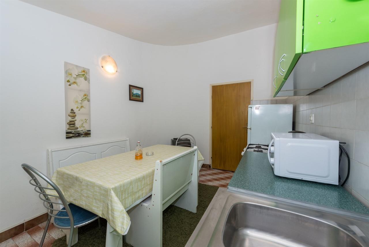 Apartments And Rooms Dragica Starigrad Paklenica Exterior foto