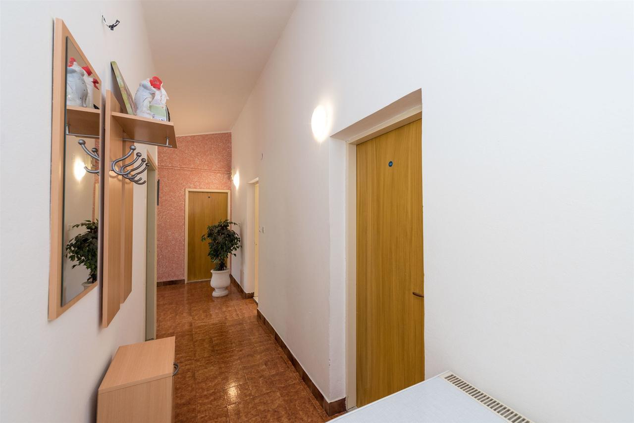 Apartments And Rooms Dragica Starigrad Paklenica Exterior foto