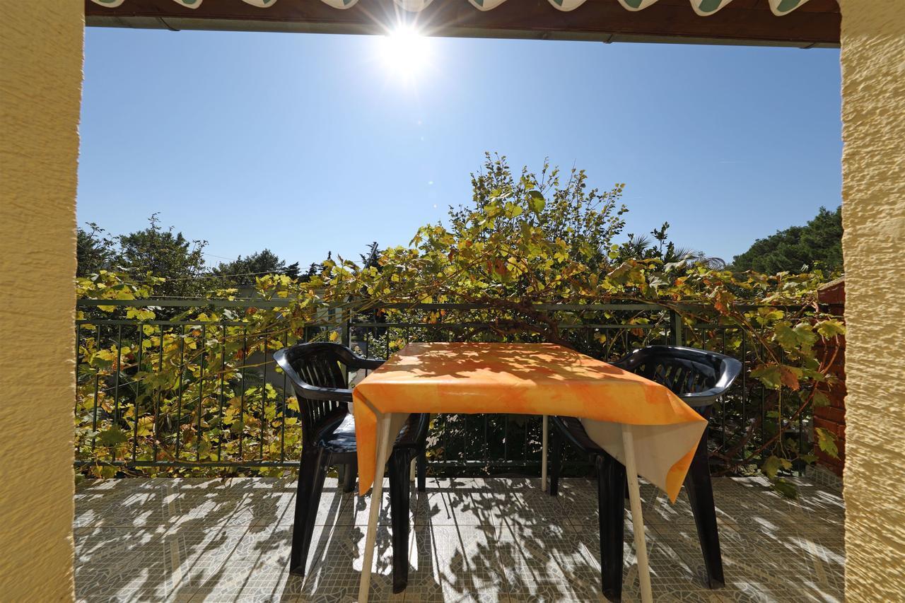 Apartments And Rooms Dragica Starigrad Paklenica Exterior foto
