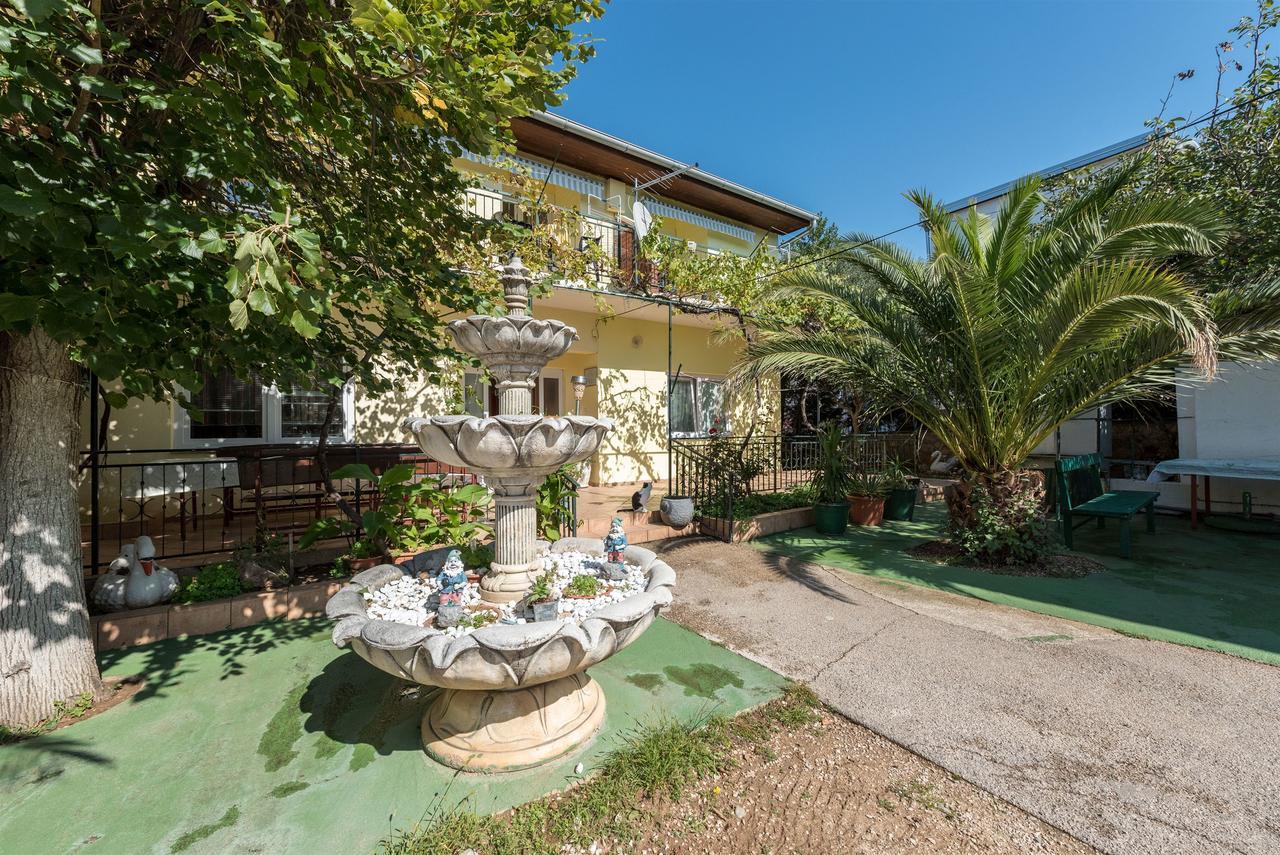 Apartments And Rooms Dragica Starigrad Paklenica Exterior foto