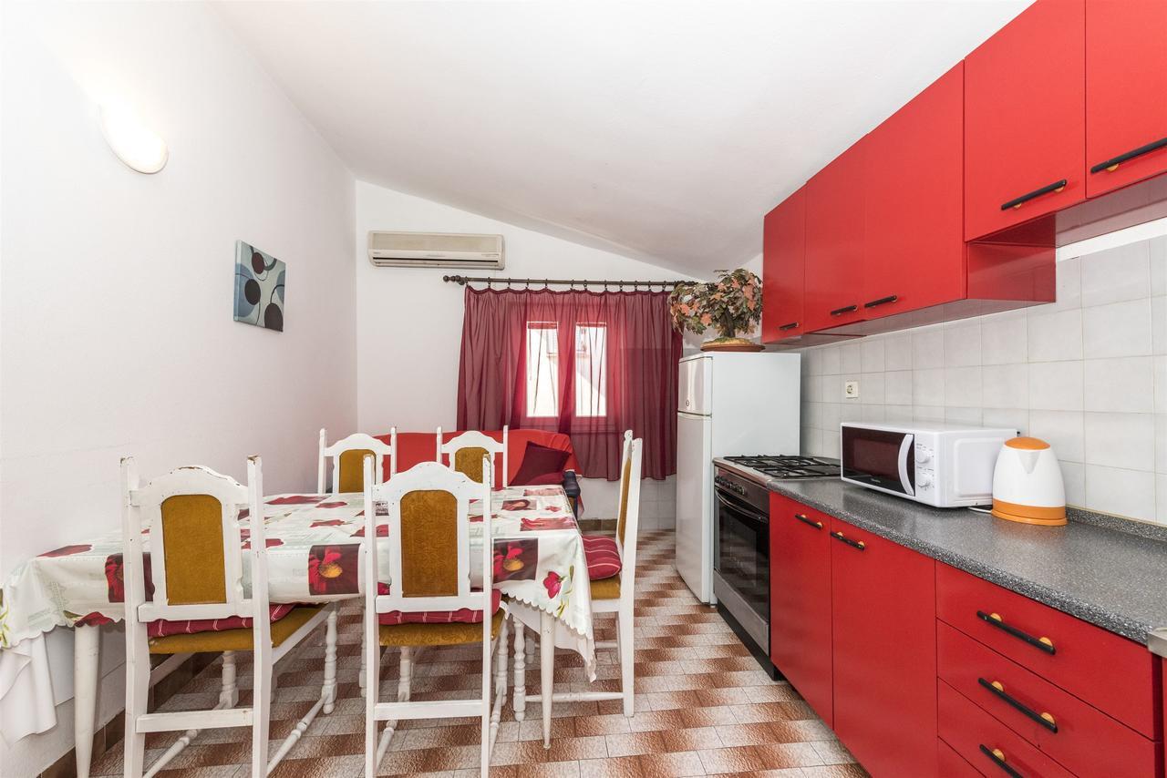 Apartments And Rooms Dragica Starigrad Paklenica Exterior foto